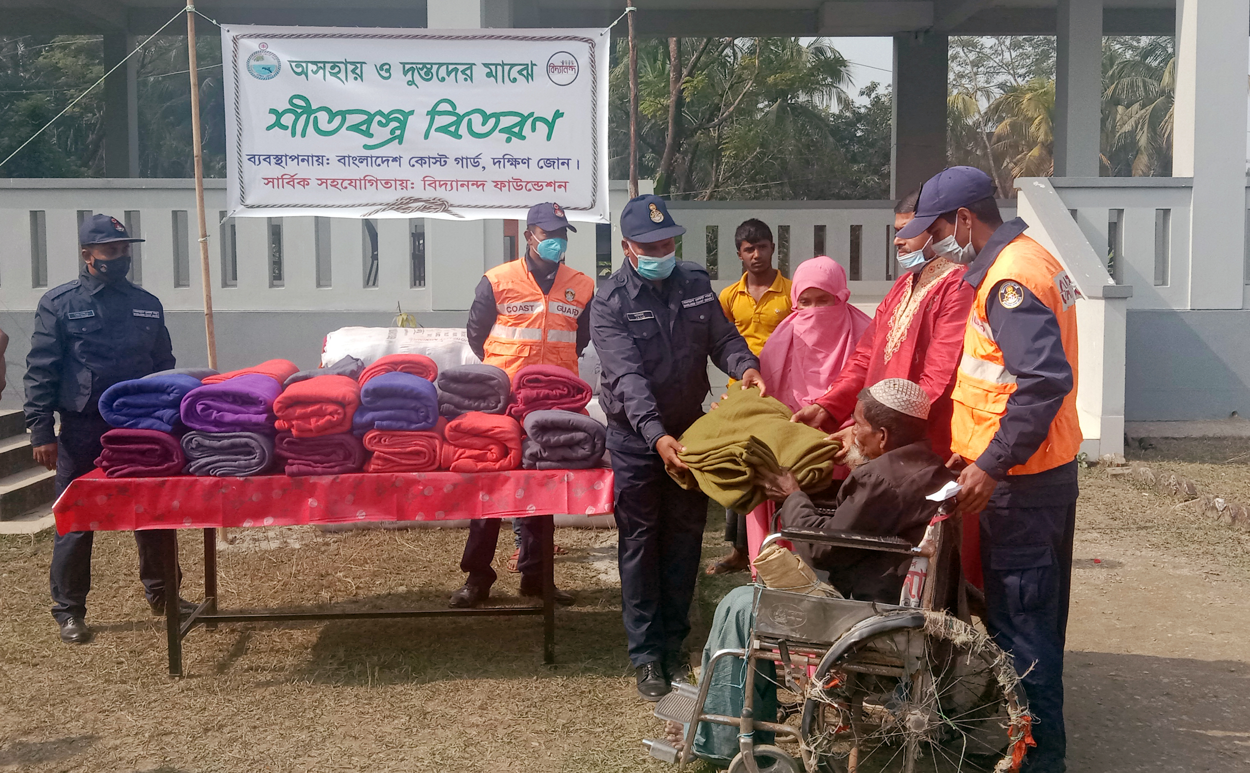 তজুমদ্দিনে কোষ্টগার্ডের শীতবস্ত্র বিতরণ